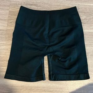 Aurola intensify workout shorts. Color: Ponderosa Green